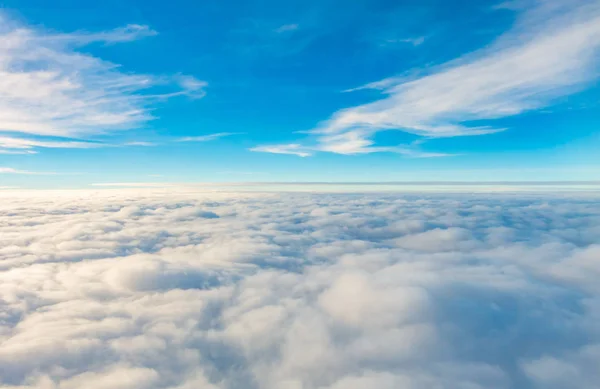 Uçak penceresinden bulutların üzerinde gün doğumu . — Stok fotoğraf