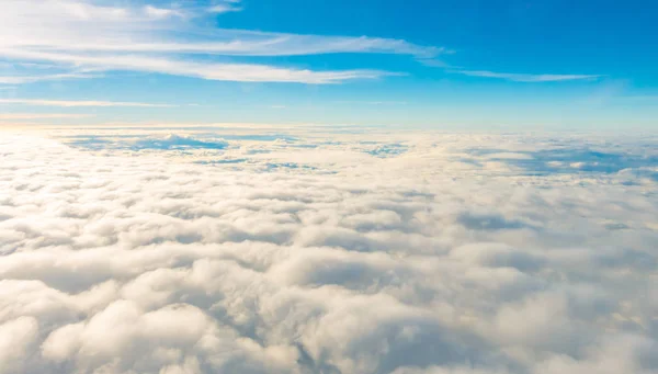 Alba sopra le nuvole dalla finestra dell'aeroplano . — Foto Stock