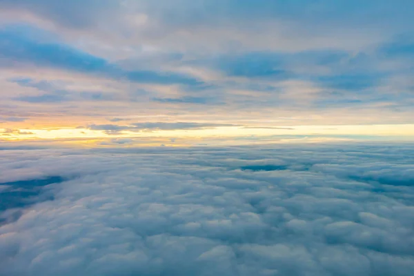 Схід сонця над хмарами з вікна літака  . — стокове фото