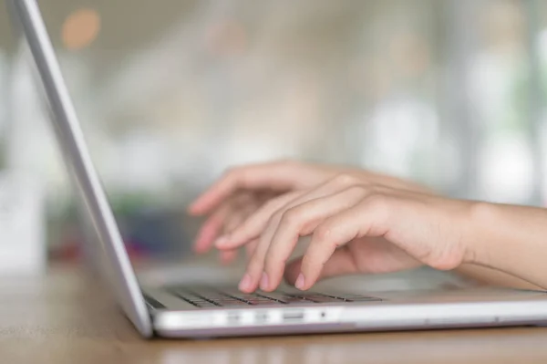 Κλείσιμο της επαγγελματικής δακτυλογράφησης γυναικών στο πληκτρολόγιο laptop . — Φωτογραφία Αρχείου