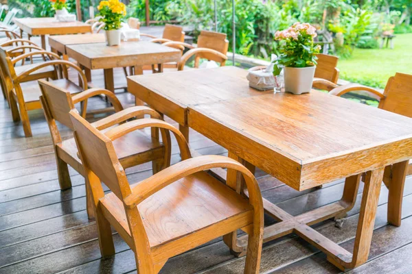 Stoly a židle v restauraci venkovní kavárna . — Stock fotografie