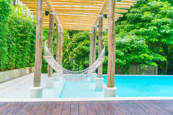 Lüks yüzme havuzunda beyaz hamak .