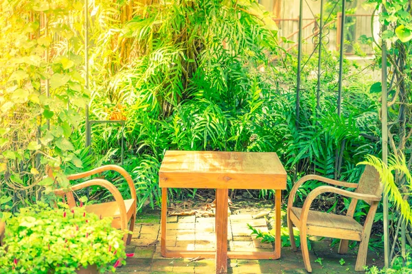 Mesas y silla en el restaurante cafetería al aire libre  . — Foto de Stock