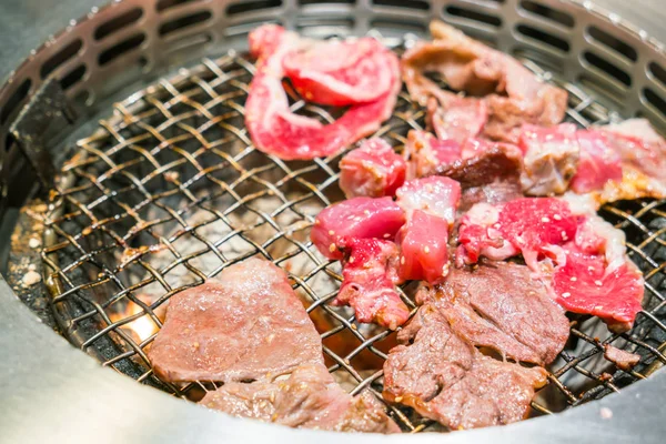Japán stílusú nyers friss marha meleg Barbecue grill . — Stock Fotó