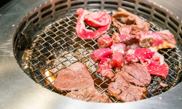 Ιαπωνικό στυλ ωμό βοδινό φρέσκο σε ζεστό Μπάρμπεκιου Γκριλ . — Φωτογραφία Αρχείου