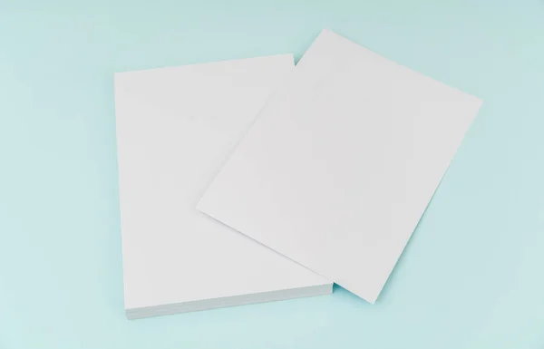 Cartel de folleto en blanco, maqueta de folleto, A4, US-Letter, sobre respaldo azul — Foto de Stock