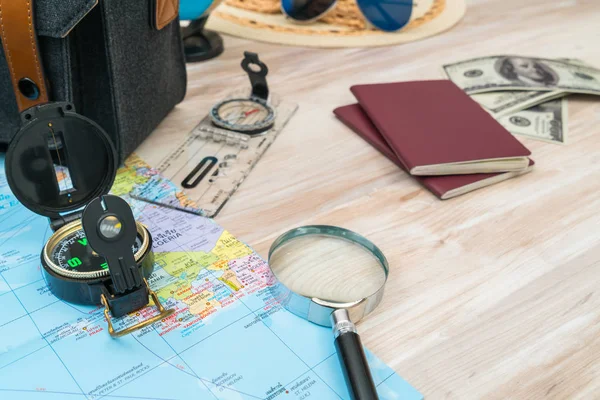 旅行の準備: コンパス, お金、パスポート、道路地図、帽子、太陽 — ストック写真