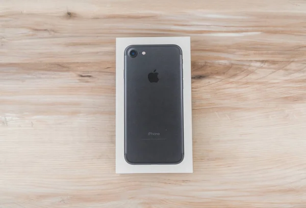 Loei, Thailand- 7 พฤศจิกายน ค.ศ. 2016: Apple iPhone 7 unboxing n ใหม่ — ภาพถ่ายสต็อก