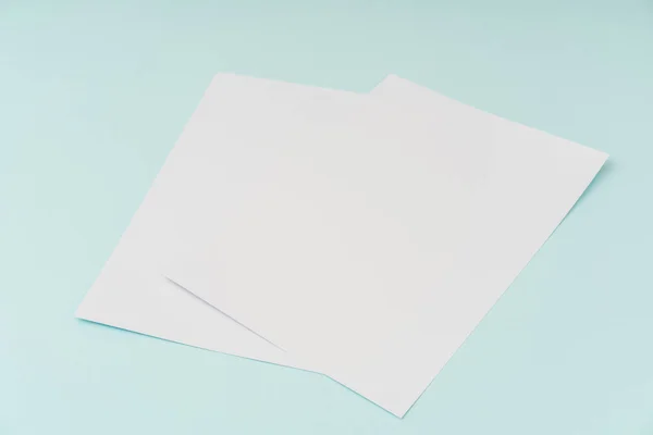 Плакат с пустыми листовками, макет брошюры, А4, US-Letter, на синем фоне — стоковое фото