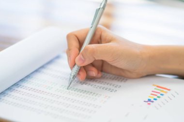 el yazma tablosundaki çeşitli finansal listelerinde .