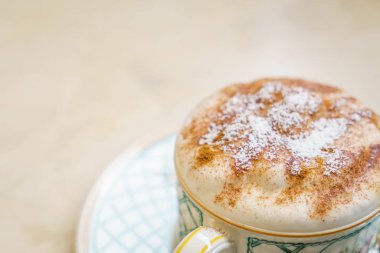 Ahşap masadaki Latte Kahve Sanatı