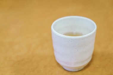 Ahşap masa üzerinde Japon çay