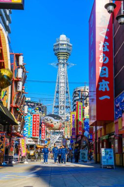 Osaka, Japonya - 30 Kasım 2015: Shinsekai Tsutenkaku Kulesi 