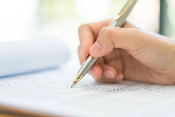 Hand mit Stift über Bewerbungsformular . — Stockfoto