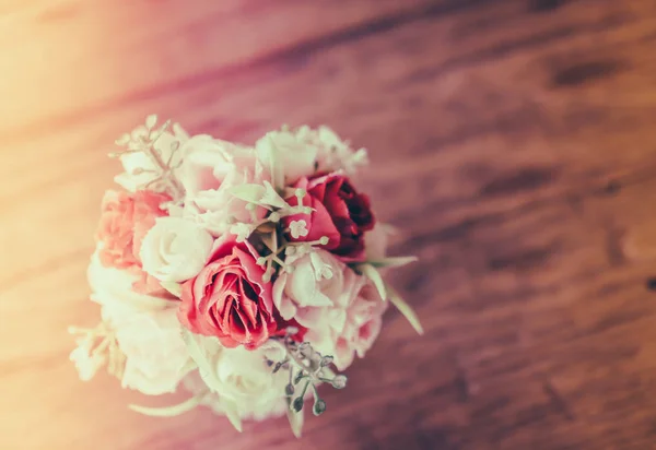 Ramo de hermosas flores en la mesa (Imagen filtrada procesada v —  Fotos de Stock