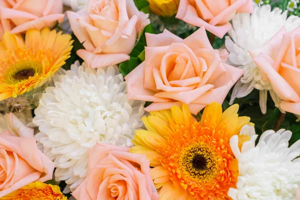 Lindas flores para os namorados e cena do casamento — Fotografia de Stock