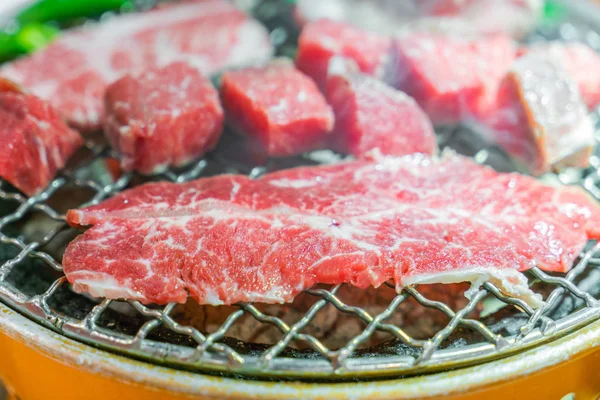 일본 스타일 원시 신선한 쇠고기 핫 바베 큐에 그릴 . — 스톡 사진
