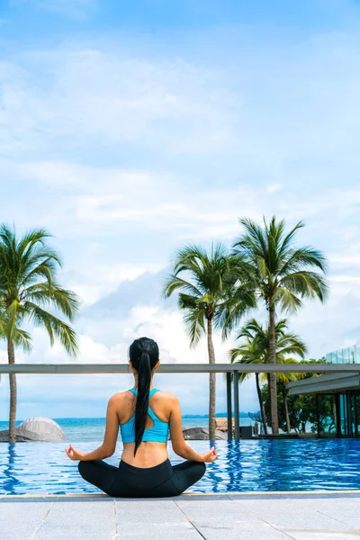 Portrait of young woman (fitness, yoga, perfect tanned body, hea — Stock Photo, Image