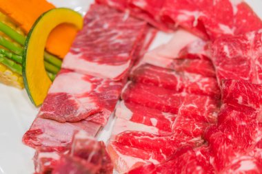 Pişmemiş çiğ et. .