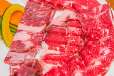 Pişmemiş çiğ et. .