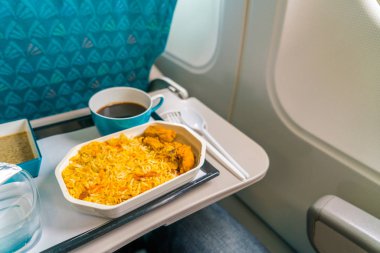 Kahve ile uçakta sağlıklı gıda .