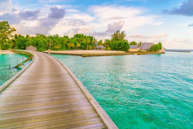 Tropikal Maldivler Adası'nda gün batımını güzel su Villa