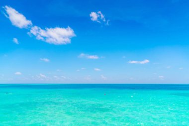 Güzel tropikal Maldivler ada beyaz kumlu plaj ve se ile