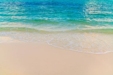 Güzel tropikal Maldivler ada beyaz kumlu plaj ve se ile