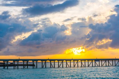 Tropikal Maldivler adalar su Villa ile güzel gündoğumu