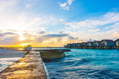 Tropikal Maldivler adalar su Villa ile güzel gündoğumu