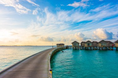 Tropikal Maldivler adalar su Villa ile güzel gündoğumu