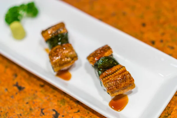Cibo giapponese: Rotolo di sushi di pesce anguilla  . — Foto Stock