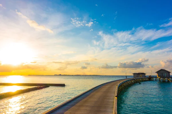 美丽的日出，在热带的马尔代夫 islan 水别墅 — 图库照片