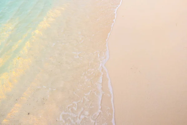 Vacker tropisk Maldiverna ö med vit sandstrand och se — Stockfoto