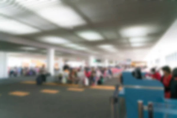 Абстрактный размытый пассажир в аэропорту — стоковое фото