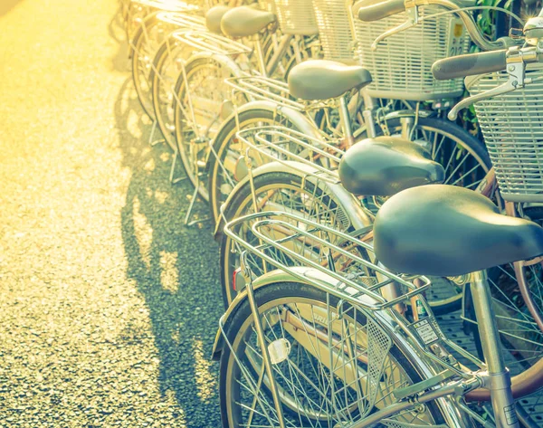 Rij van fietsen parkeren (gefilterde afbeelding verwerkt vintage effect. — Stockfoto