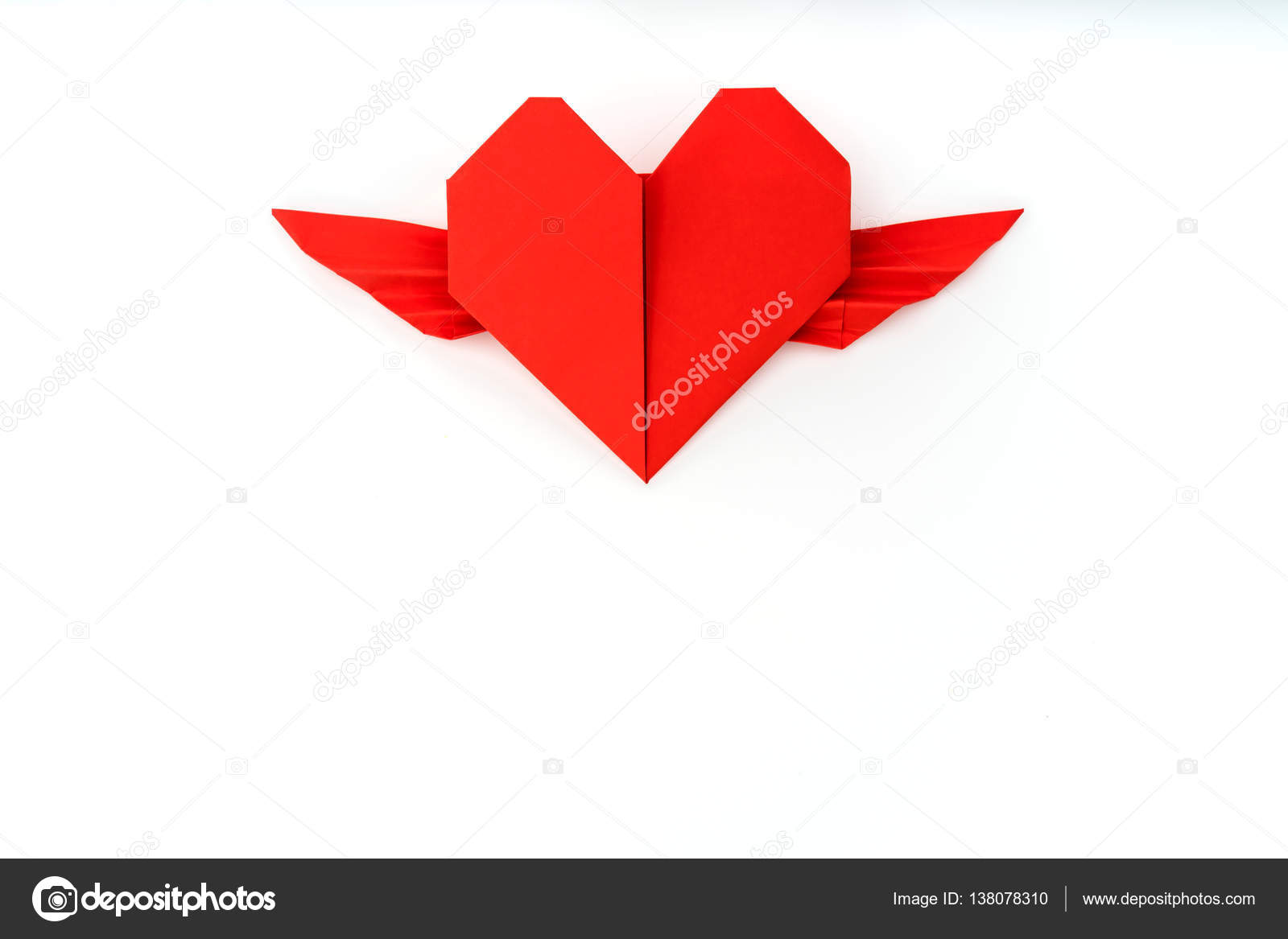 Coração De Origami Papel Vermelho Com Asas Em Fundo Branco