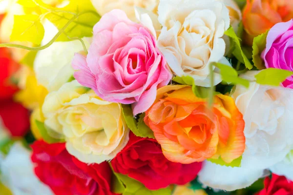 Прикраса штучної квітки на столі ( Оброблене зображення — стокове фото