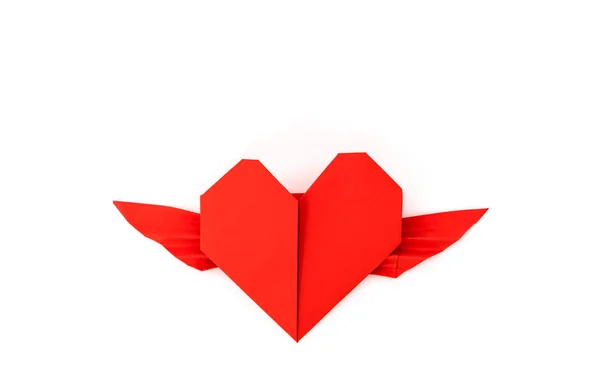 Papier rouge origami coeur avec des ailes sur fond blanc  . — Photo