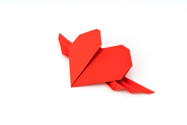 翅膀装在白色背景上的红纸折纸心 . — 图库照片