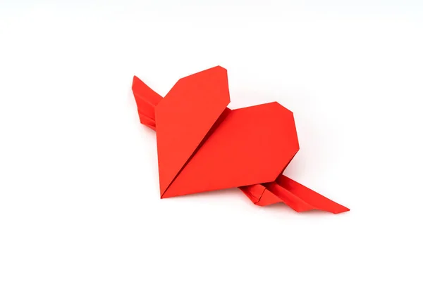 Corazón de origami de papel rojo con alas sobre fondo blanco  . —  Fotos de Stock