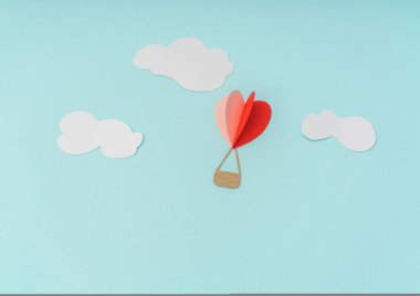 Sevgililer günü celebrat için kalp sıcak hava balon kağıt kesme