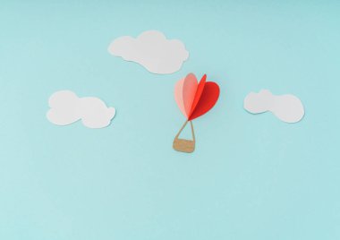 Sevgililer günü celebrat için kalp sıcak hava balon kağıt kesme