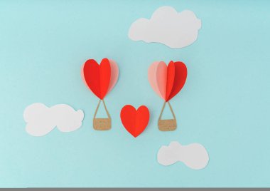 Sevgililer günü celebrat için kalp sıcak hava balon kağıt kesme