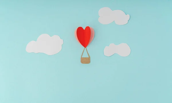 Papierschnitt von Herz-Heißluftballons zum Valentinstag — Stockfoto