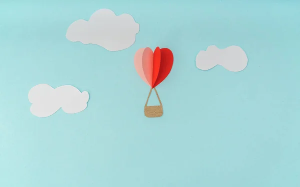 Řezání papíru srdce horký vzduch balónů pro den svatého Valentýna celebrat — Stock fotografie