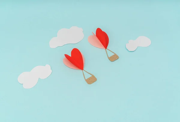 Papier knippen van hart hete lucht ballonnen voor Valentijnsdag celebrat — Stockfoto