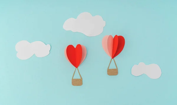 Паперу вирізати з серця гарячих повітряних кулях для Валентина celebrat — стокове фото