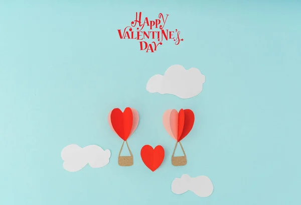 Corte de papel de corazón Globos de aire caliente para celebrar el Día de San Valentín —  Fotos de Stock