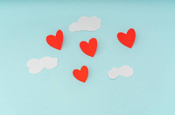 Бумага нарезанная сердечные воздушные шары для празднования Дня Святого Валентина
